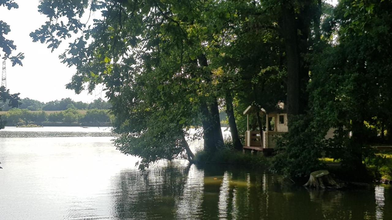 Seberak - Ubytovani V Chatickach A V Luxusnich Stanech Prag Exterior foto